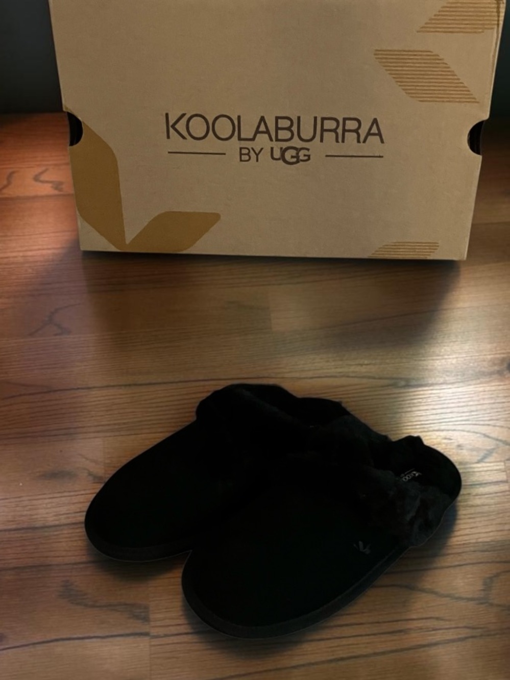 NWB KOOLBARRA BY UGG MILO BLACK SUEDE FUR LINED SLIPPERS SIZE 7